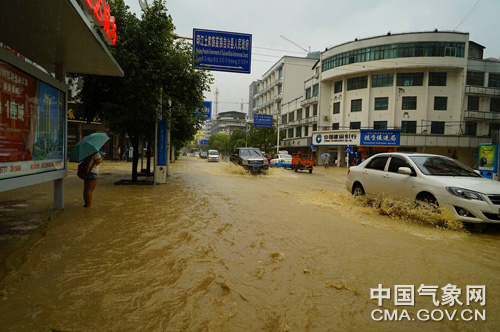 貴州銅仁遭遇大暴雨 紅色警報拉響