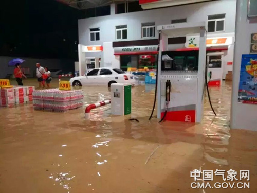 貴州銅仁遭遇大暴雨 紅色警報拉響