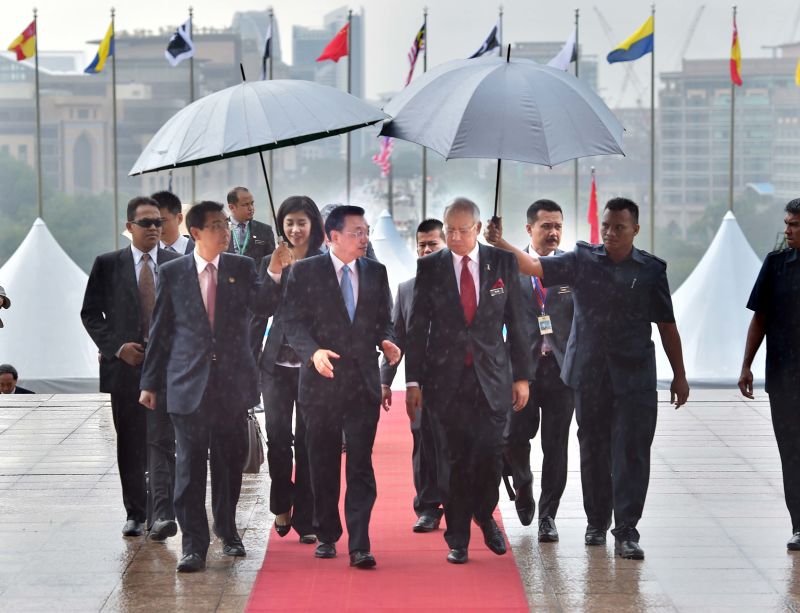 馬總理府雨中上演隆重儀式歡迎中國總理