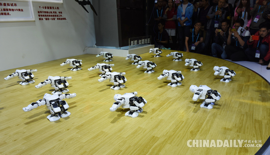 2016亞洲消費電子展開幕 虛擬現(xiàn)實吸引觀眾競相體驗