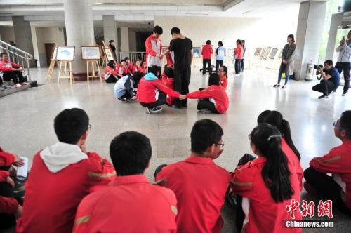 資料圖：高考臨近，昆明市第一中學組織高三學生參加心理輔導課程。<a target=&apos;_blank&apos; href=&apos;http://www.chinanews.com/&apos; _fcksavedurl=&apos;http://www.chinanews.com/&apos;></table><p align=