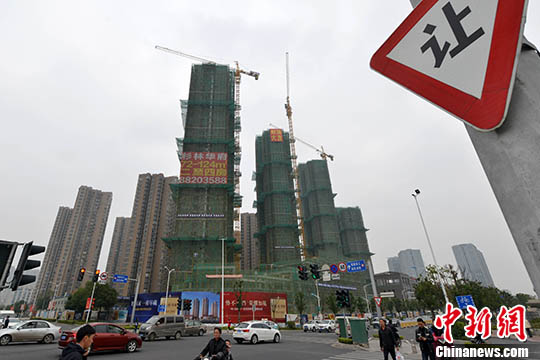 資料圖：福州一處商品房在建中。 <a target=&apos;_blank&apos; href=&apos;http://www.chinanews.com/&apos; _fcksavedurl=&apos;http://www.chinanews.com/&apos;></table><p align=