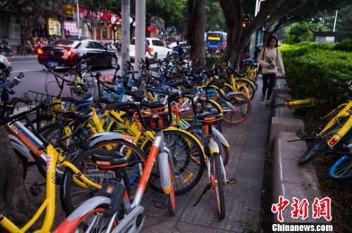 多地共享單車呈飽和狀態(tài) 有車輛無人騎落滿灰塵