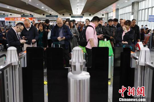 鐵路實行新列車運行圖 上海站首開“復興號”京滬高鐵列車