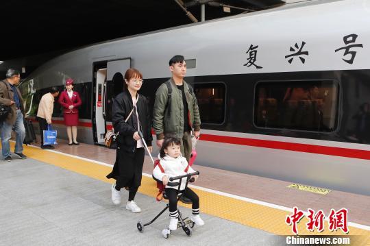 鐵路實行新列車運行圖 上海站首開“復興號”京滬高鐵列車