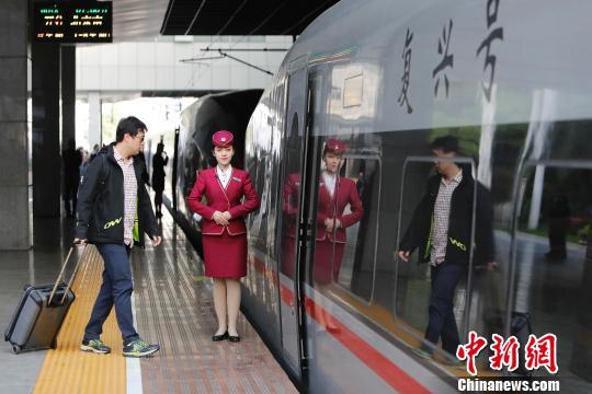 鐵路實行新列車運行圖 上海站首開“復興號”京滬高鐵列車