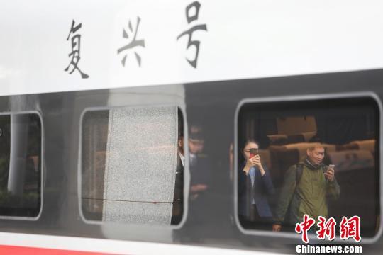 鐵路實行新列車運行圖 上海站首開“復興號”京滬高鐵列車